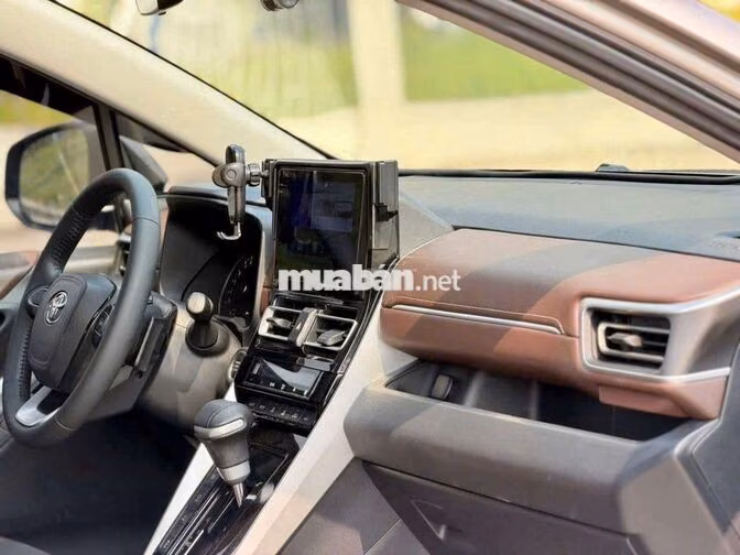 Toyota Innova Cross 2.0V 2025 Xám 1 vạn km