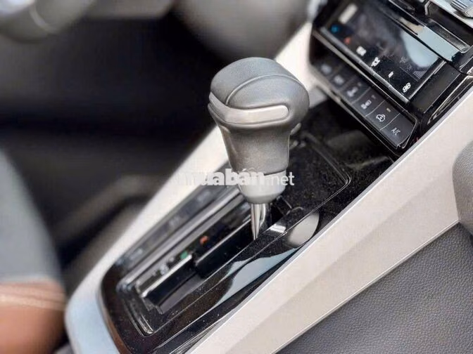 Toyota Innova Cross 2.0V 2025 Xám 1 vạn km