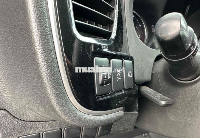 Mitsubishi Outlander 2.0 1 cầu 2018 Đen 7 chỗ