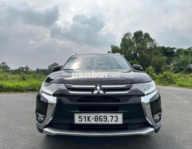 Mitsubishi Outlander 2.0 1 cầu 2018 Đen 7 chỗ