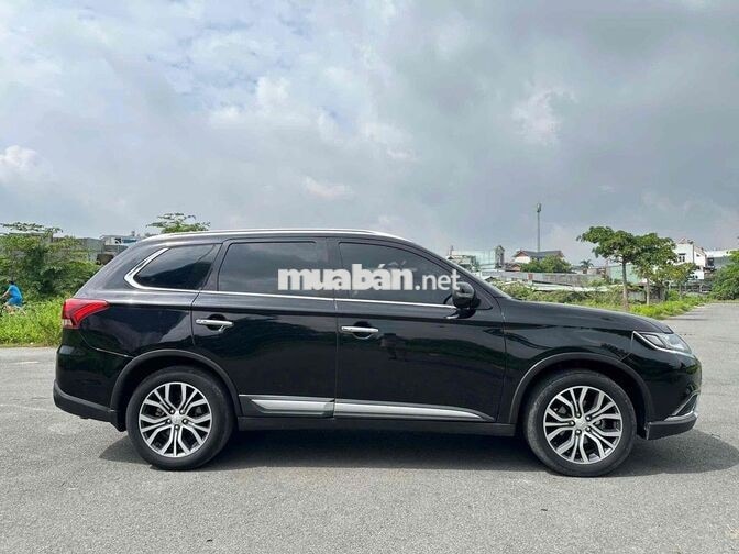 Mitsubishi Outlander 2.0 1 cầu 2018 Đen 7 chỗ