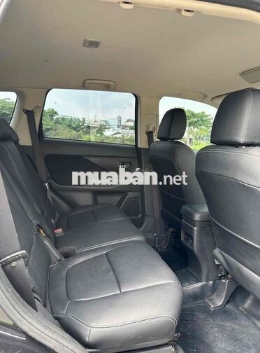 Mitsubishi Outlander 2.0 1 cầu 2018 Đen 7 chỗ