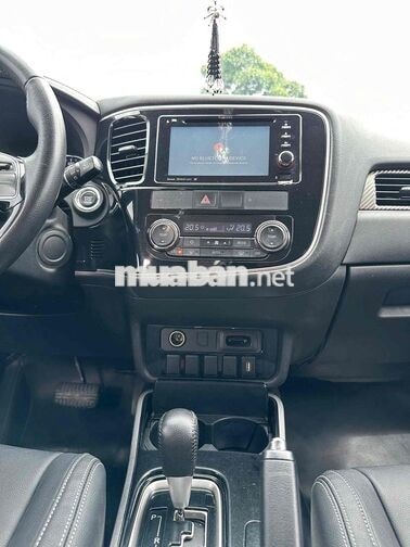 Mitsubishi Outlander 2.0 1 cầu 2018 Đen 7 chỗ