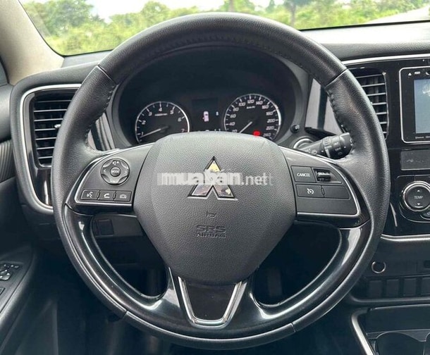 Mitsubishi Outlander 2.0 1 cầu 2018 Đen 7 chỗ
