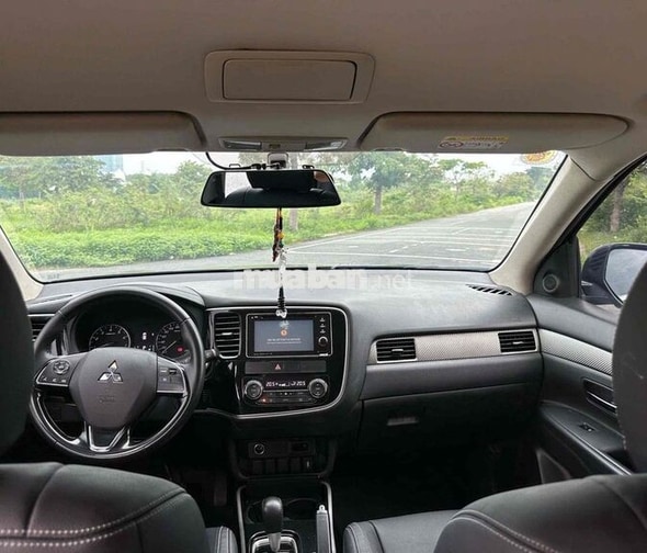Mitsubishi Outlander 2.0 1 cầu 2018 Đen 7 chỗ