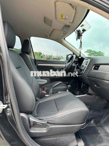 Mitsubishi Outlander 2.0 1 cầu 2018 Đen 7 chỗ