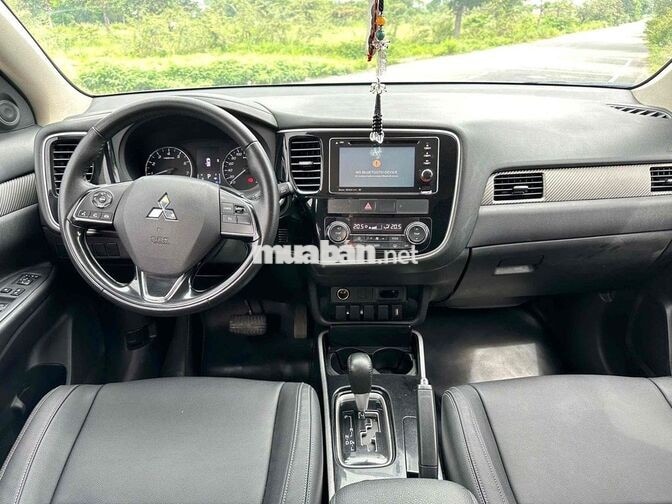 Mitsubishi Outlander 2.0 1 cầu 2018 Đen 7 chỗ