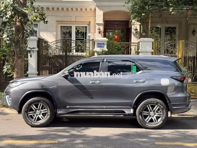 Toyota Fortuner SUV Xám 90000 km