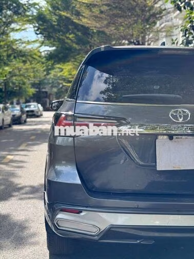 Toyota Fortuner SUV Xám 90000 km