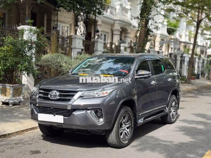 Toyota Fortuner SUV Xám 90000 km