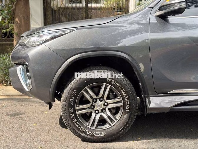 Toyota Fortuner SUV Xám 90000 km