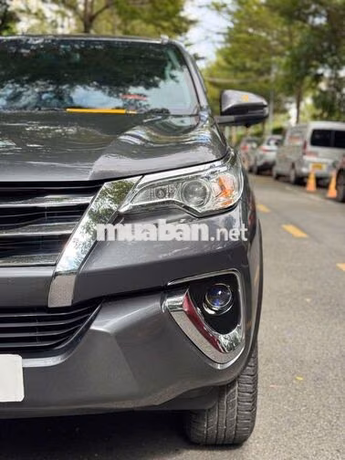 Toyota Fortuner SUV Xám 90000 km