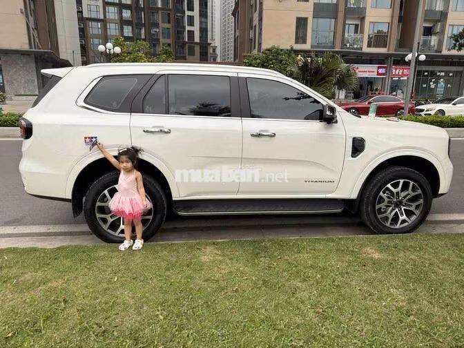 Ford Everest 4x4 2025 Trắng 9.000 km