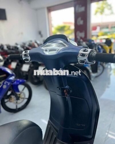 Piaggio_Vespa125_2022