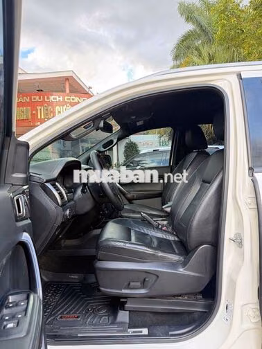 Ford Everest Titanium 2019 Trắng 7 chỗ Tự động Dầu