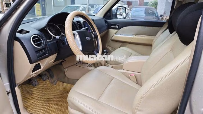 Ford Everest 2013 Dầu 8 chỗ Vàng cát