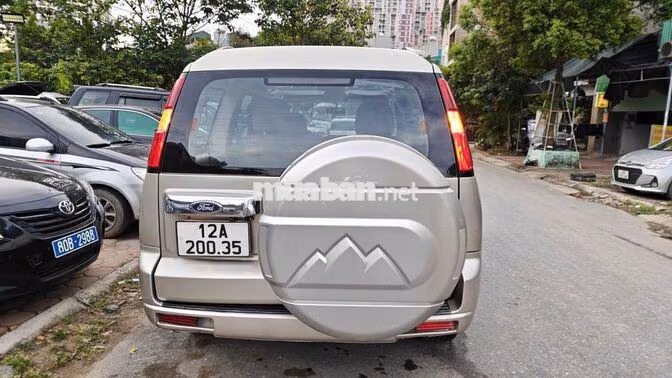 Ford Everest 2013 Dầu 8 chỗ Vàng cát