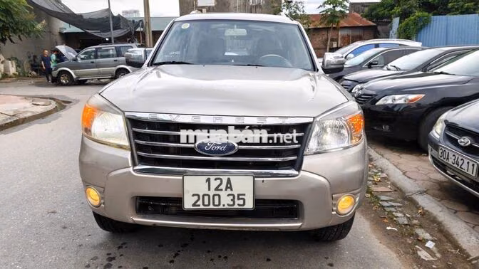 Ford Everest 2013 Dầu 8 chỗ Vàng cát