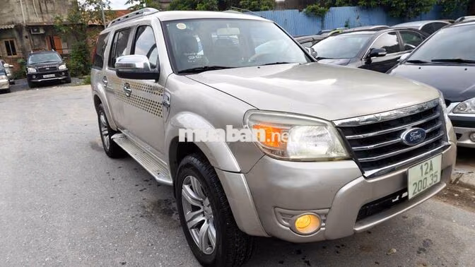 Ford Everest 2013 Dầu 8 chỗ Vàng cát