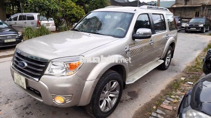 Ford Everest 2013 Dầu 8 chỗ Vàng cát