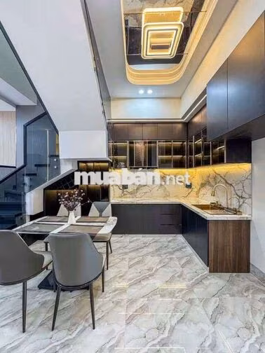 NHÀ RỘNG RÃI - GẦN ĐẠI HỌC Y DƯỢC CẦN THƠ