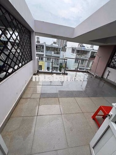 Cho thuê phòng ban công rộng. Đủ nội thất 35m2