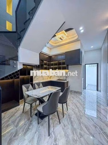 NHÀ RỘNG RÃI - GẦN ĐẠI HỌC Y DƯỢC CẦN THƠ