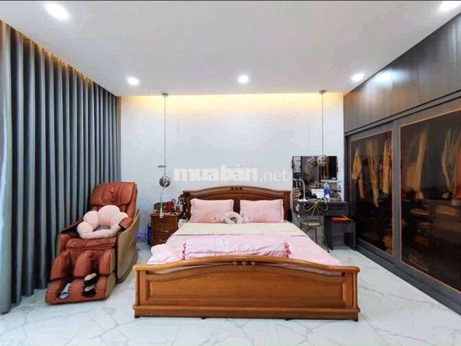 Nhà mặt tiền kinh doanh đa ngành mà giá thấp hơn trong hẻm