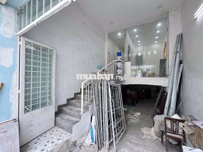 Mặt bằng cho thuê giá rẻ ngay ngã tư Phú Nhuận