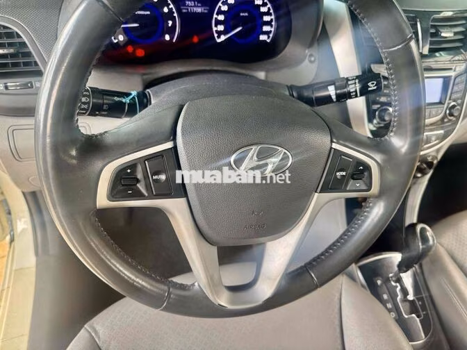 Hyundai Accent 2013 Tự động Trắng 110000 km