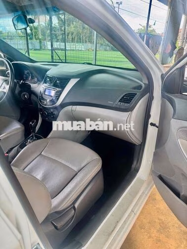 Hyundai Accent 2013 Tự động Trắng 110000 km