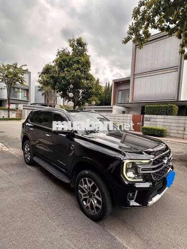 Ford Everest Titanium 2 cầu 2023 Đen 30.000 km