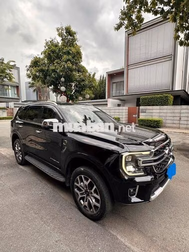 Ford Everest Titanium 2 cầu 2023 Đen 30.000 km