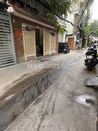 Cần bán gấp nhà 2 lầu, hẻm xe hơi đường Khánh Hội, Quận 4