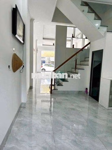 nhà 1 trệt 2 lầu cách ngã 6 An Phú hơn 1km,4p ngủ có 2 máy lạnh