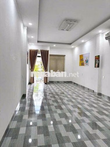 nhà 1 trệt 2 lầu cách ngã 6 An Phú hơn 1km,4p ngủ có 2 máy lạnh