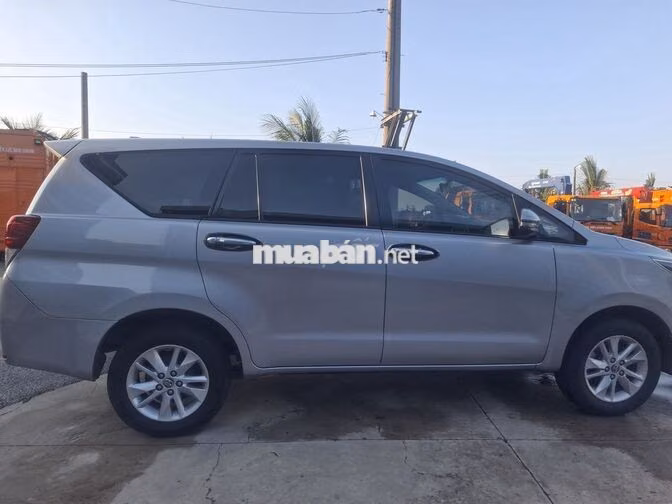 Toyota Innova 7 chỗ màu Bạc