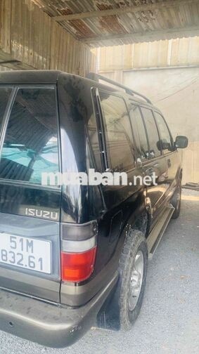 Isuzu Trooper SUV 7 chỗ màu Đen