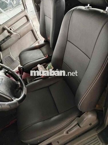Isuzu Trooper SUV 7 chỗ màu Đen