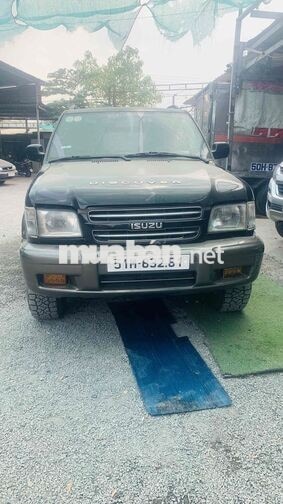 Isuzu Trooper SUV 7 chỗ màu Đen