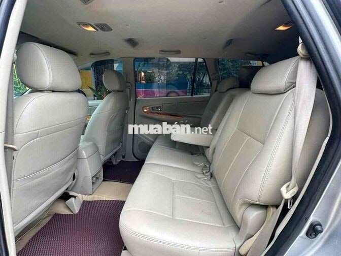 Toyota Innova 2010 Số tự động 8 chỗ Bạc