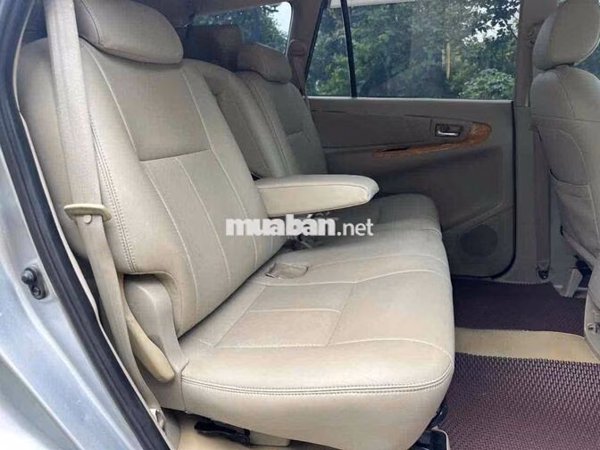 Toyota Innova 2010 Số tự động 8 chỗ Bạc