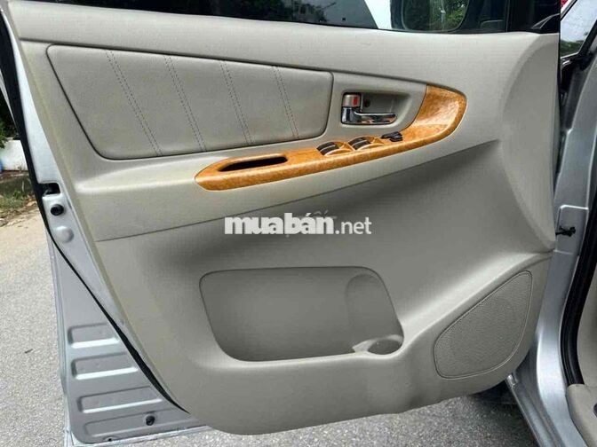 Toyota Innova 2010 Số tự động 8 chỗ Bạc