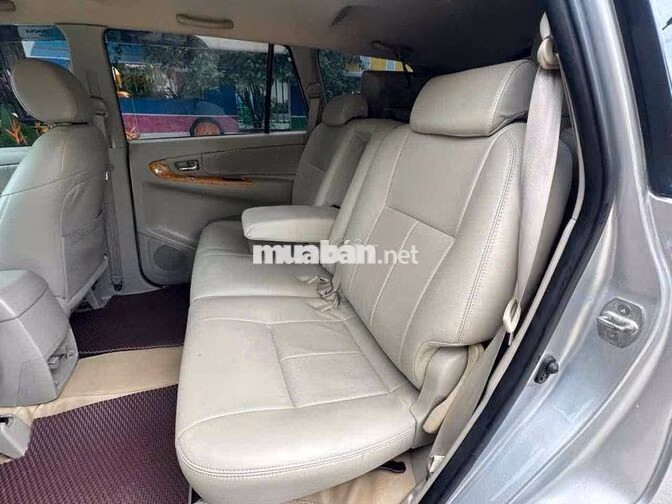 Toyota Innova 2010 Số tự động 8 chỗ Bạc