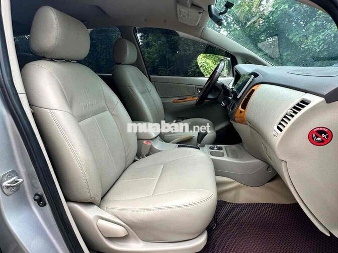 Toyota Innova 2010 Số tự động 8 chỗ Bạc