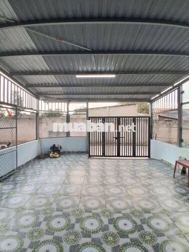 Nhà góc 2 mặt tiền hẻm, kế bên trường THCS Phú Hòa, giá 5.5 triệu