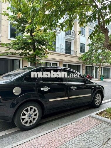 Ford Focus 5 chỗ màu Đen