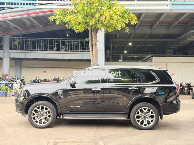Ford Everest Titanium 4x4 2023, vay Ngân Hàng 75%