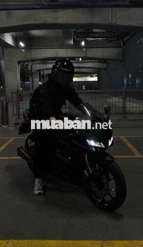 Cần bán Yamaha R15V3 màu đen xe tay côn