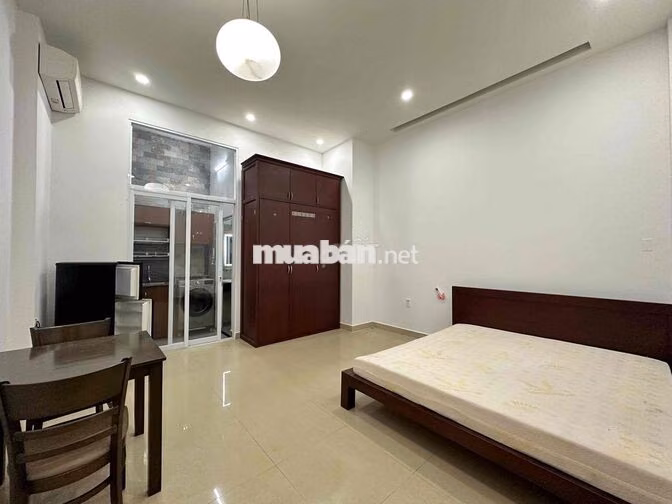 Căn Hộ tầng trệt full nội thất / tách bếp , gần vòng xoay Dân Chủ